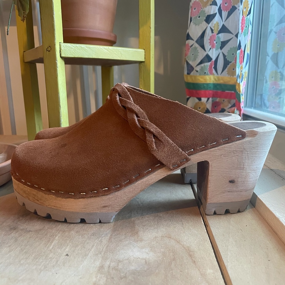 MIA Suede Clogs {8.5}